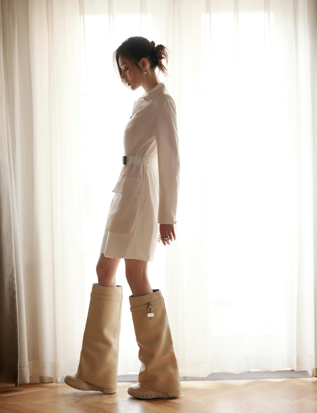 张天爱这套白色长裙搭配长筒靴太酷了,又美又飒,长裙收腰设计,身材