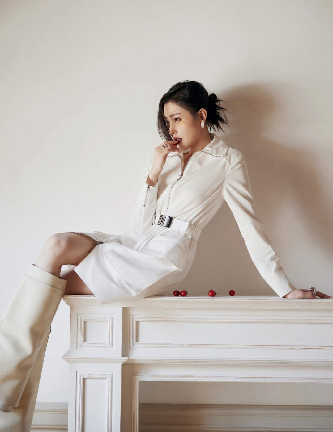 张天爱这套白色长裙搭配长筒靴太酷了,又美又飒,长裙收腰设计,身材