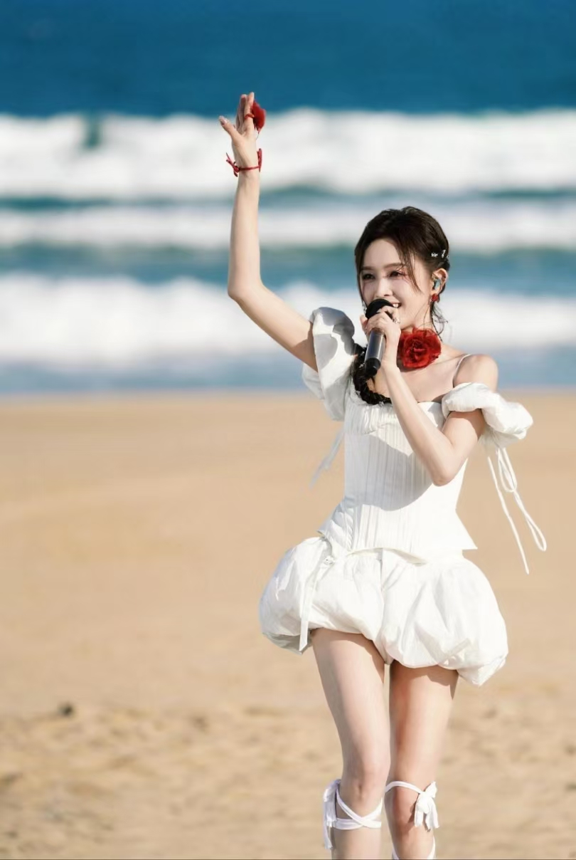 吴宣仪这套白色太小女生可爱秀气,泡泡裙很漂亮,凸显小女生的精致可爱