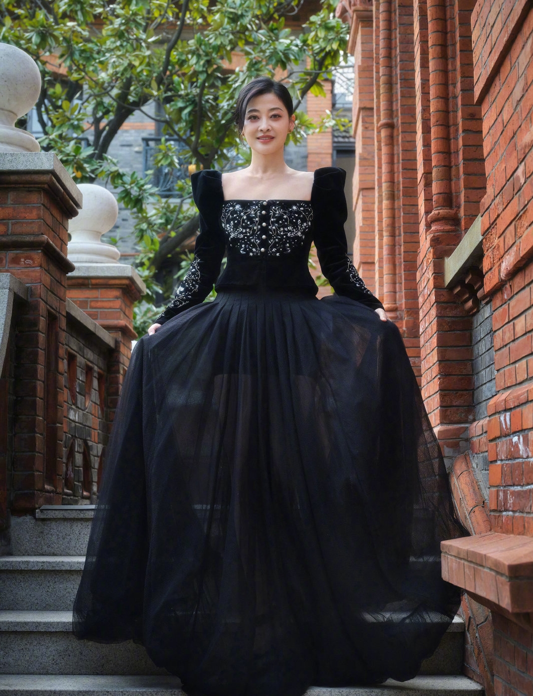 梅婷着黑色纱裙很显年轻,有点骑士公主出行的仪式感,高贵,优雅,u型