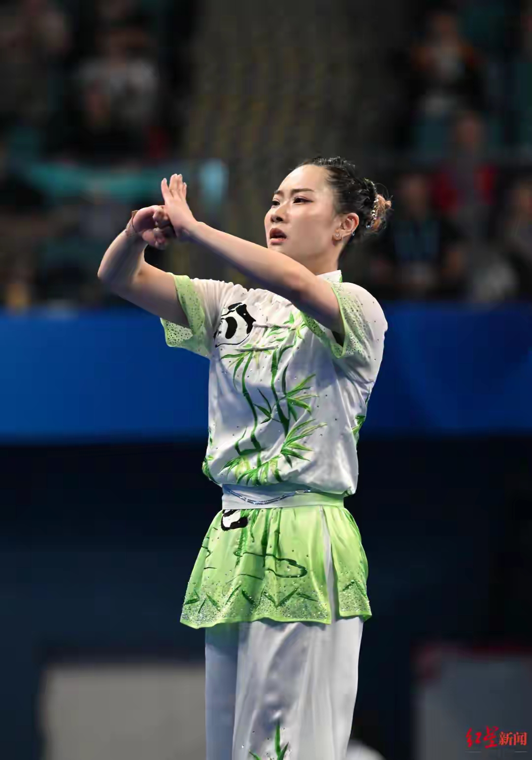 中国香港选手一亮相,全场掌声就没停过,最后她稳稳