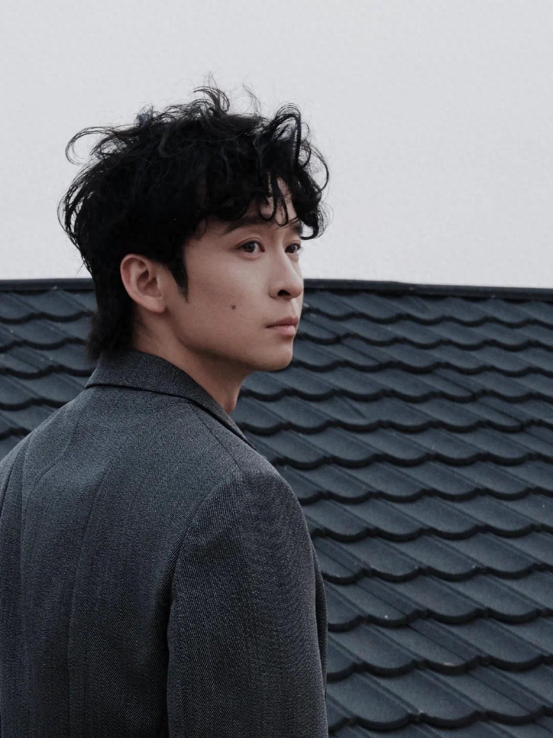 他本就长相不够出众脸小头小骨架子也小除了耳朵大点脸上一颗痣