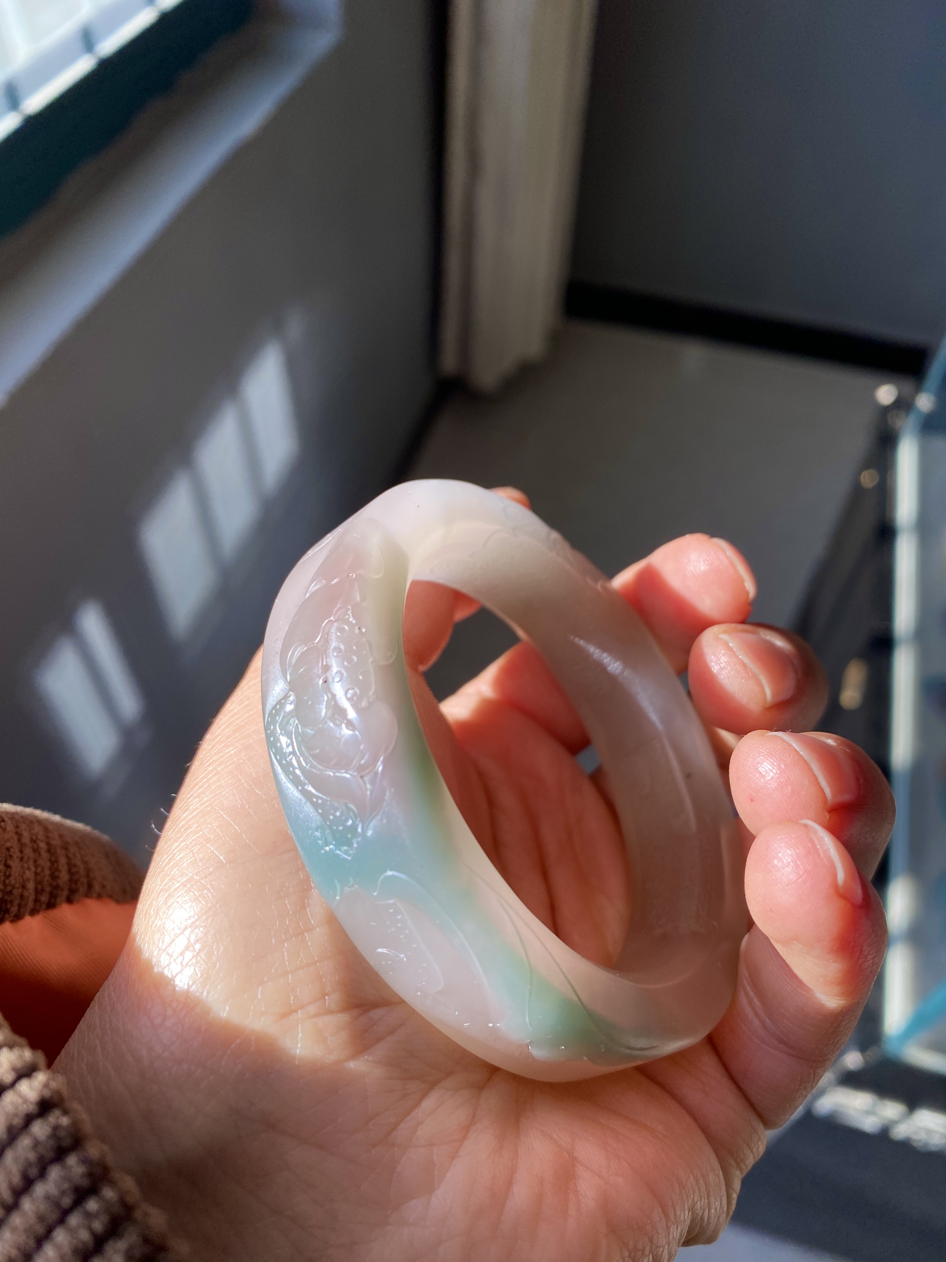 它可不是一般的石头颜色丰富多样有清新的绿热烈的红还有迷人的紫