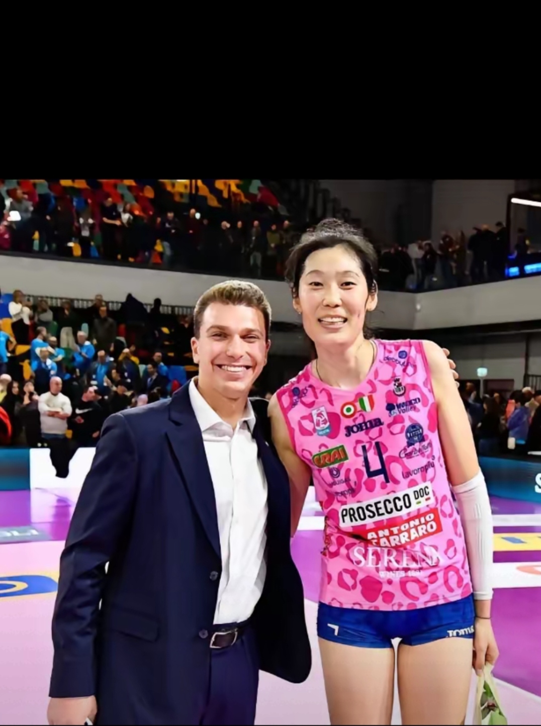 主攻手潘泽里在社交媒体上晒出了和朱婷的合照,看背景,应该就是上次