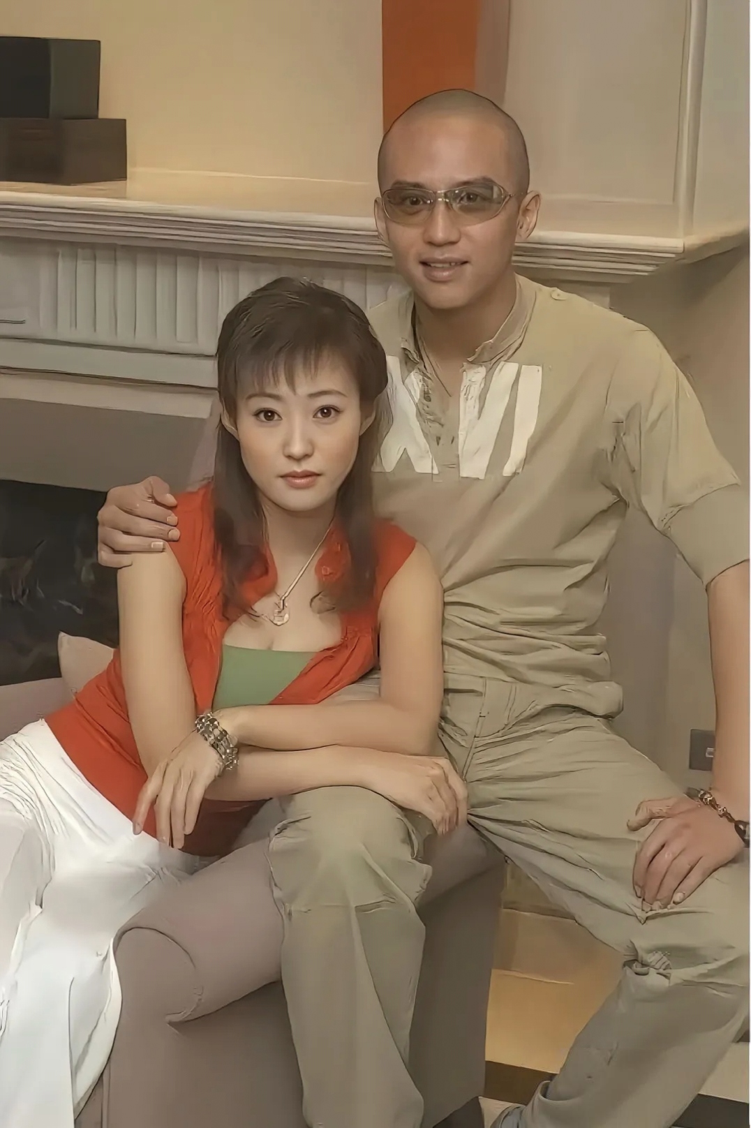 2002年,郝蕾和邓超同居3年,不顾他的反对,接了一部戏,剧中和男演员