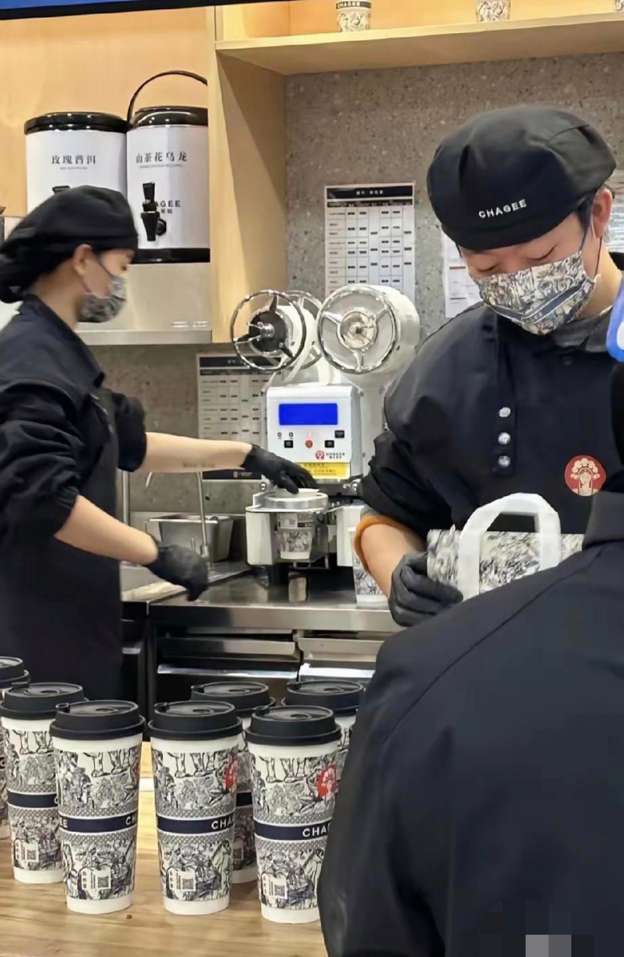 我闺蜜开了家奶茶店,招了一对情侣,男的是调茶师,女的当收银员