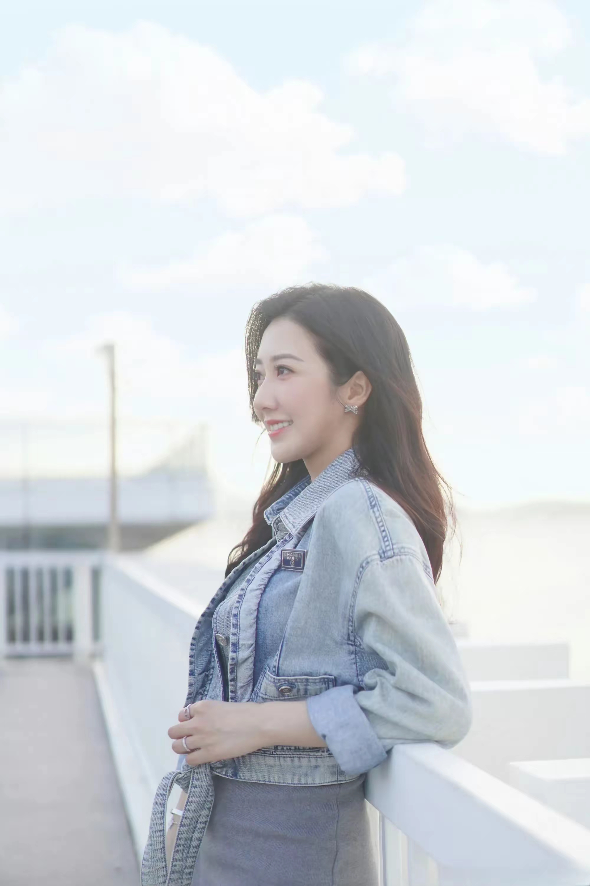 何依婷当完妈比以前更撩人了