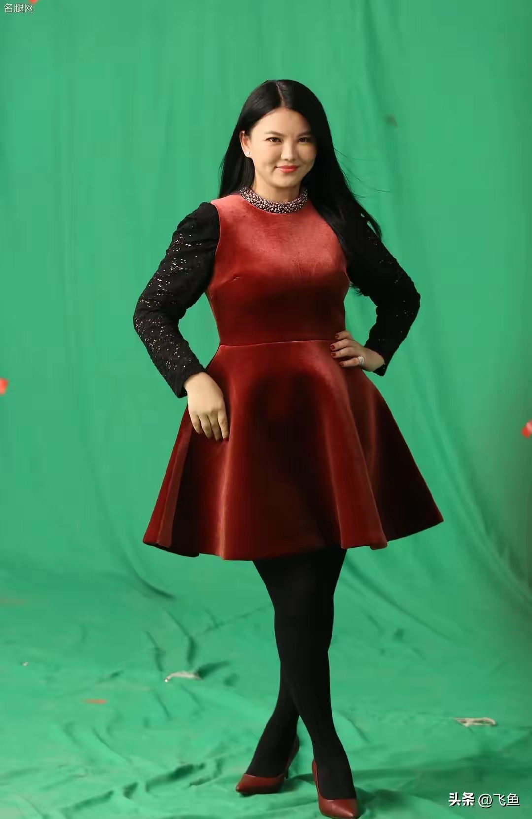 李湘棚拍生图:丰满腿裹厚丝袜,踩锋利细高跟气场足