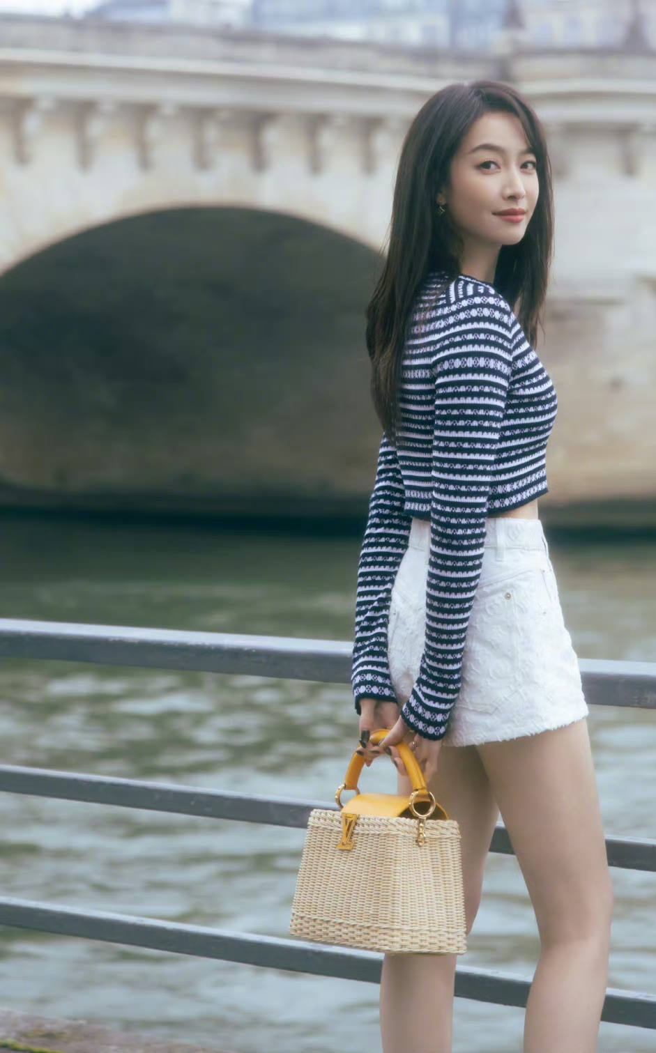 宋茜这小姑娘,穿着凉爽的几分裤裆,在河边吹风,上半身过秋天,下半生是