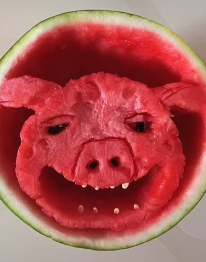 老板把西瓜雕成猪脸,仿佛在说"来吃瓜呀,我超甜",主打一个用可爱拿捏