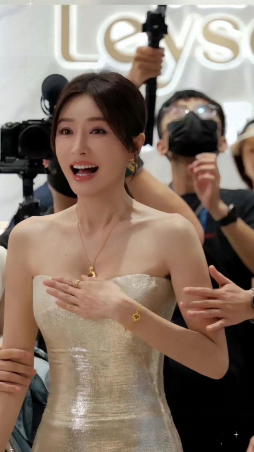 以前觉得秦岚是柔柔弱弱的"知画"没想到现实里这么刚敢爱敢付出