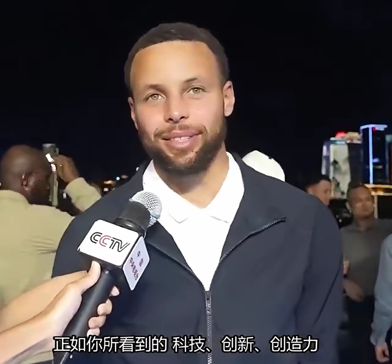库里身穿行政夹克,接受了央视的采访