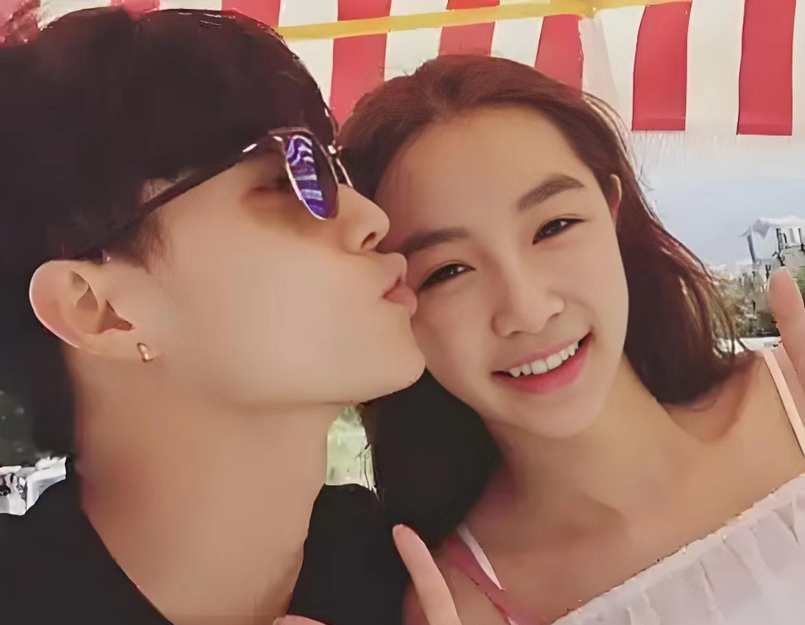 许凯和张楠以前谈恋爱时的照片看起来好甜呀,所以他们俩以前应该是很