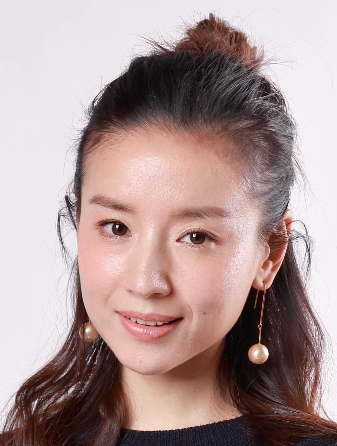 有网友说,我见过董洁真人,当时在一家餐厅里面,董洁身穿一袭普通的