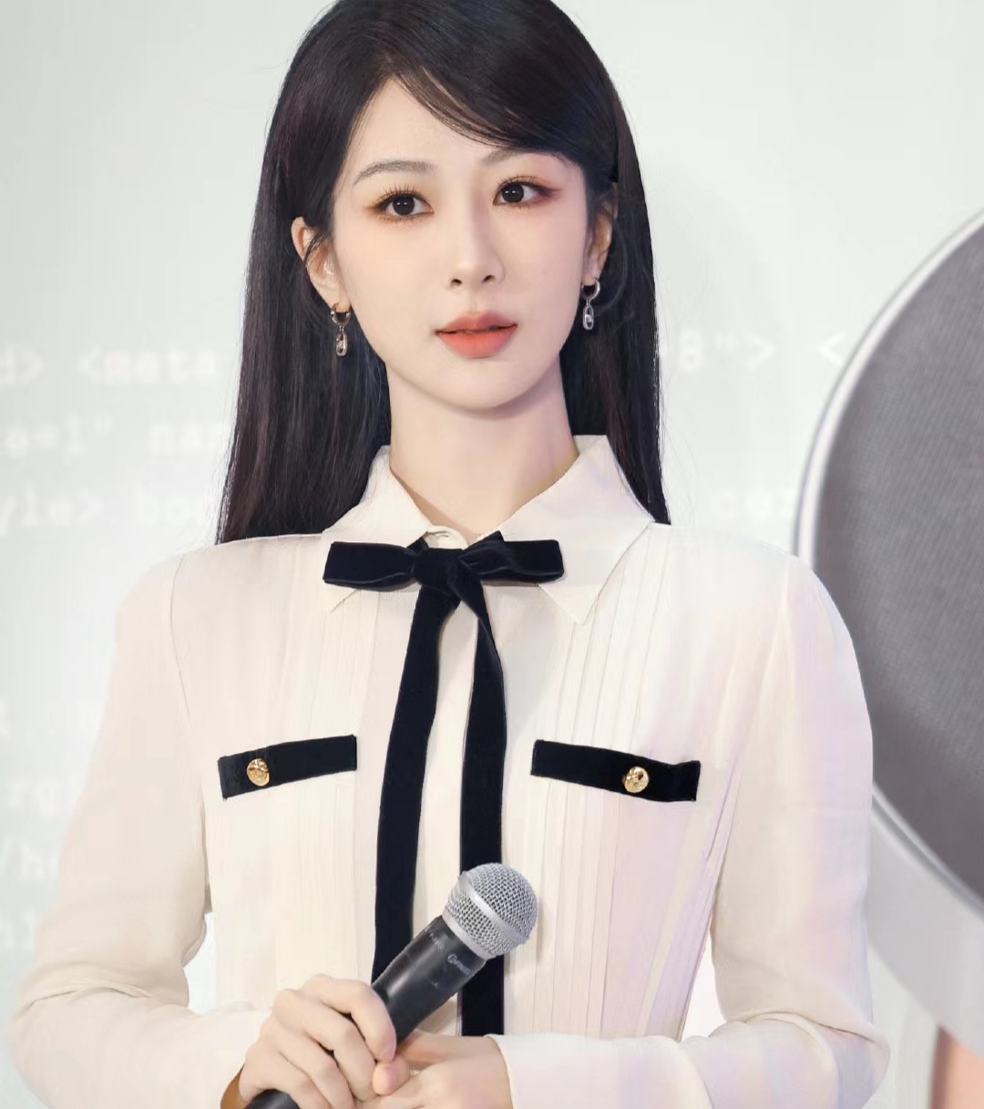 杨紫今天的活动生图她身穿一袭白色的长裙秀发披肩容颜美丽身材