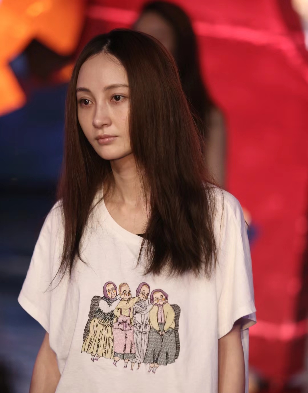 其实姚笛的五官看起来和年轻时也差不多而她的脸庞也没有怎么老只是