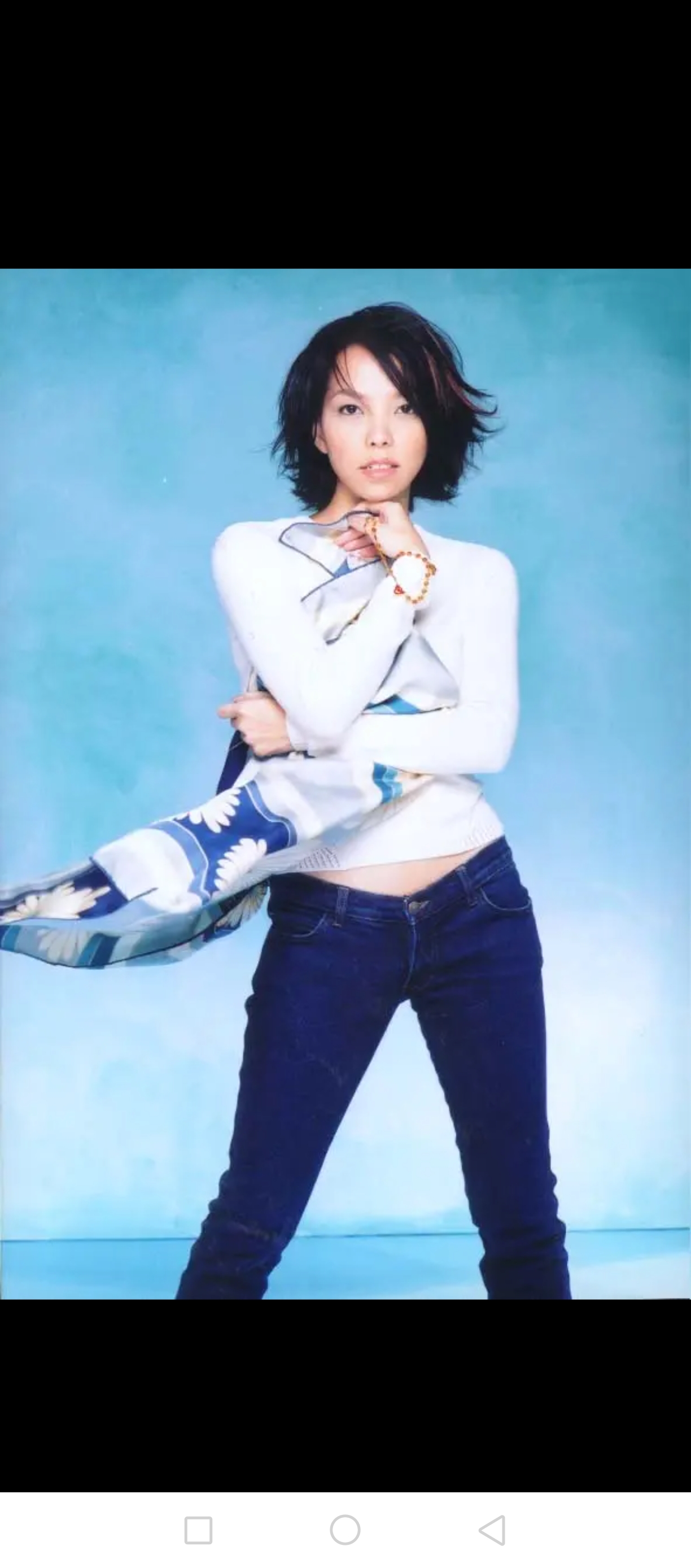 2010年,37岁的张惠妹在酒吧邂逅31岁调酒师sam,一见钟情