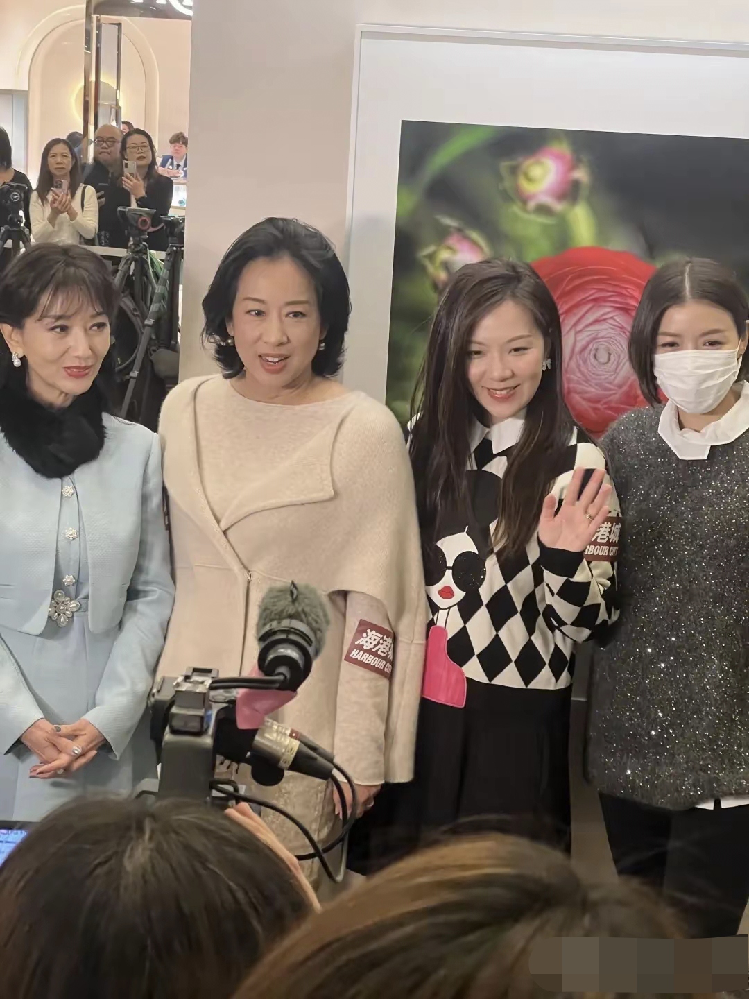她与66岁朱玲玲合影时完全看不出两人年龄差她甚至比朱玲玲看