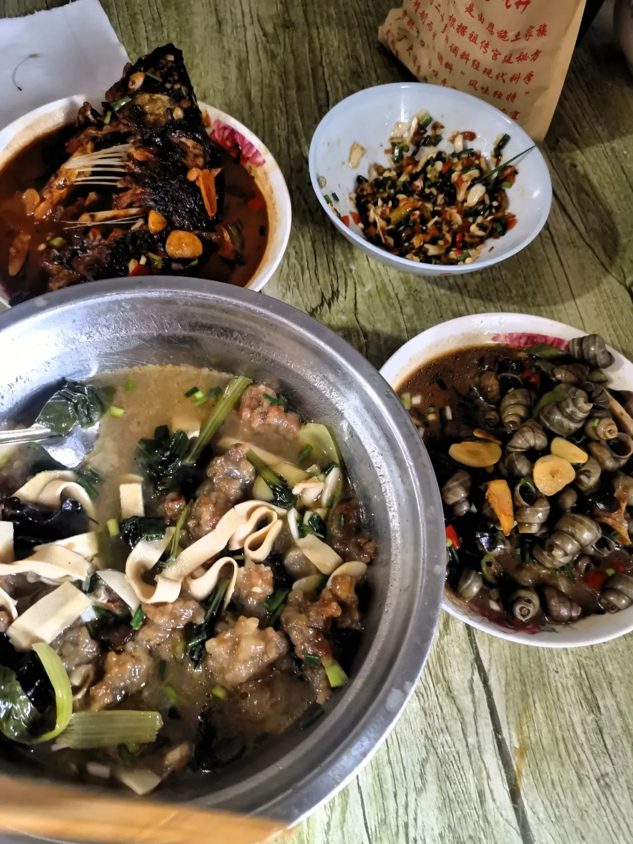 他做了一个红烧鲫鱼一个辣椒炒螺蛳;再加上中午的小酥肉蘑菇汤