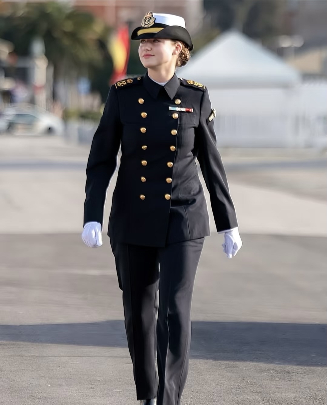 她一袭海军军装英姿飒爽深蓝色的制服衬托出她的高贵与优雅