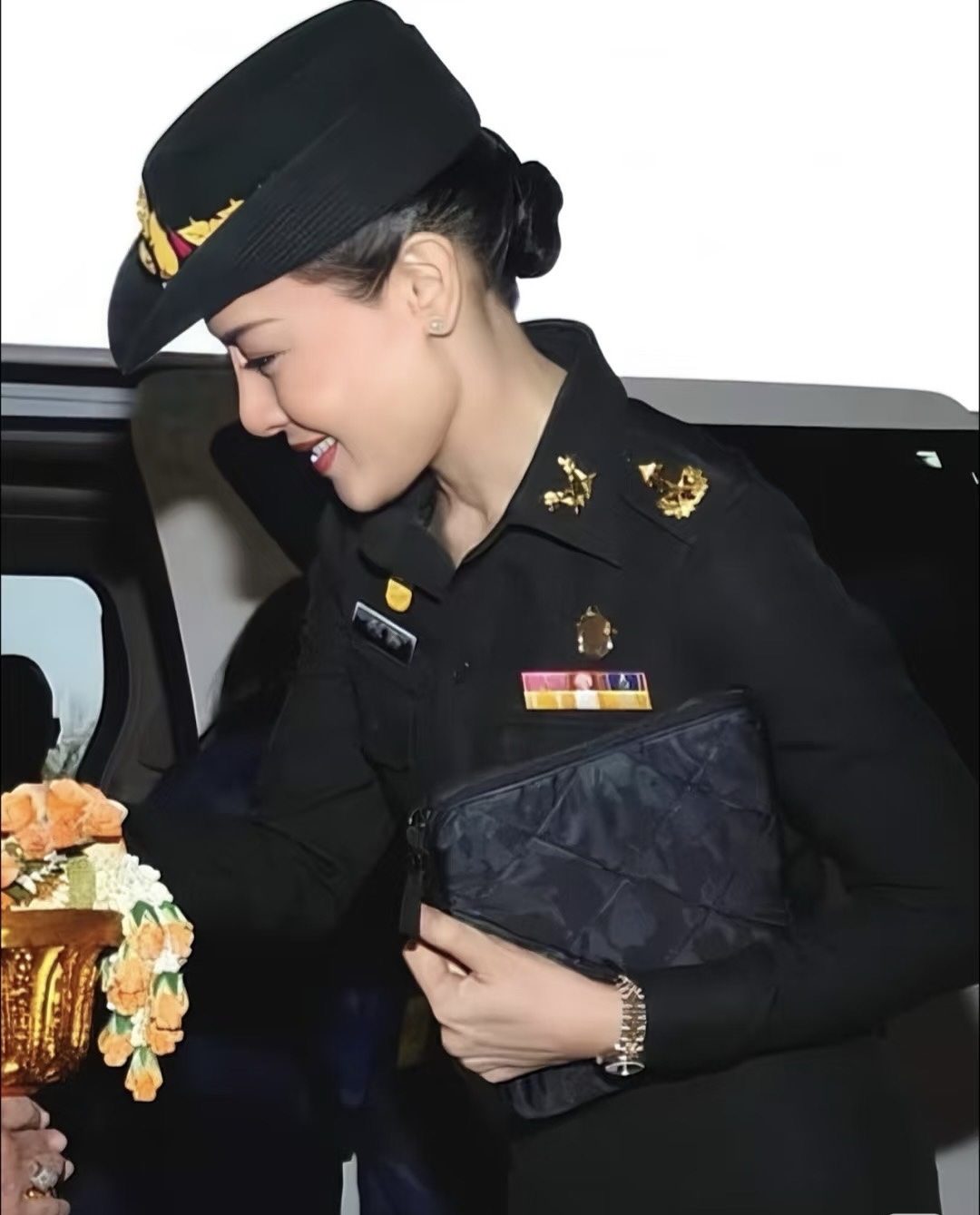 西拉米的军装造型堪称倾国倾城美得令人陶醉她身着剪