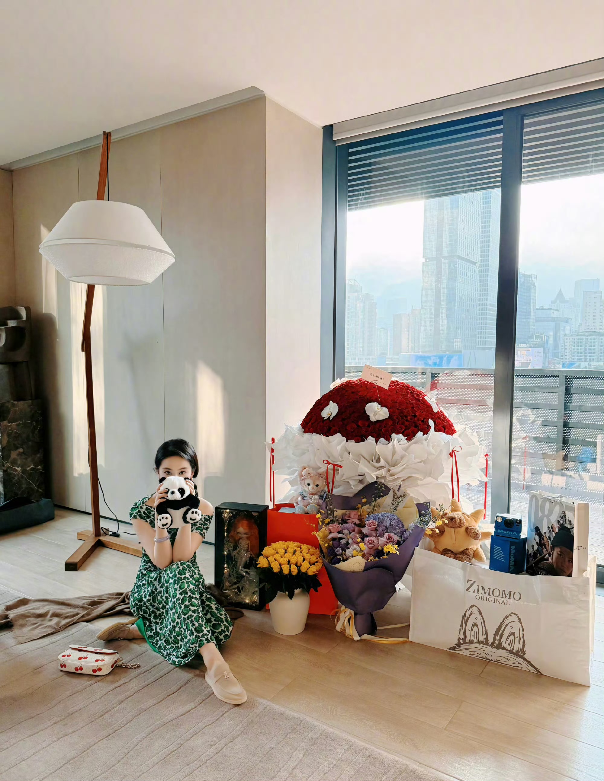 当晚她出席品牌活动,以papermoon黑色皮衣配短裙亮相