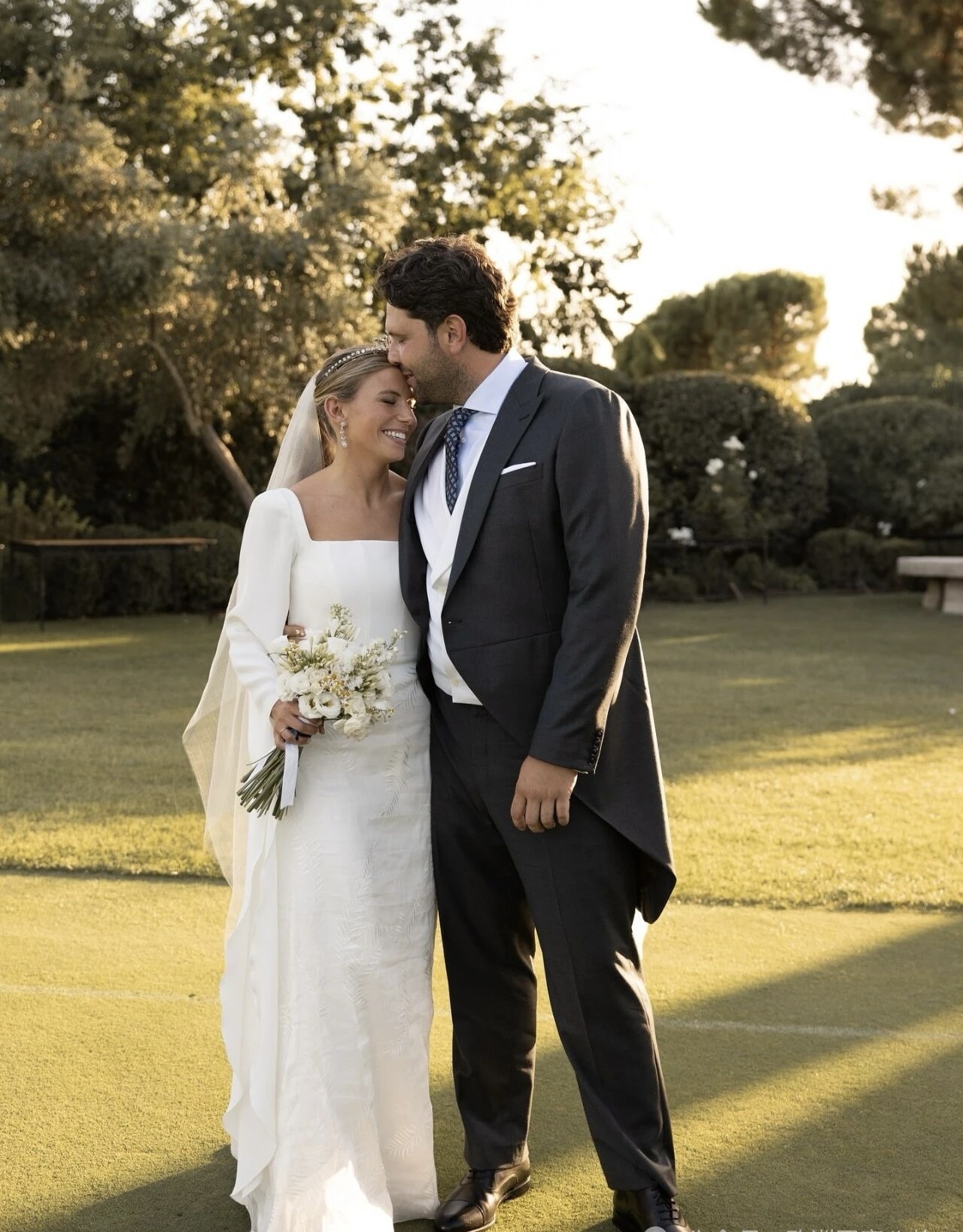 又有一场清新风的西班牙贵族婚礼,这组照片光影真好看,摄影师加鸡腿