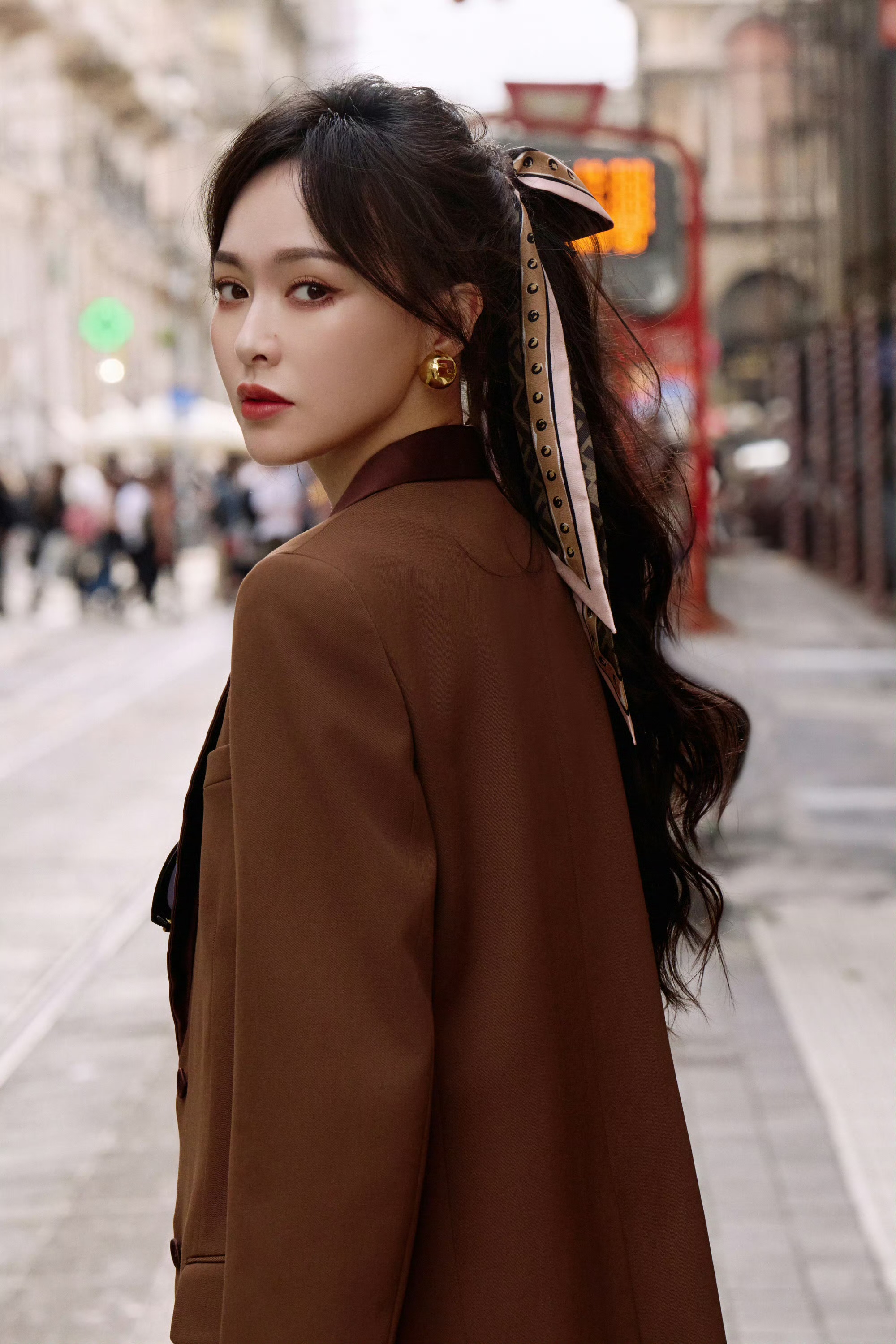 唐嫣这款丝巾绑马尾的造型,堪称日常穿搭的巧思范本