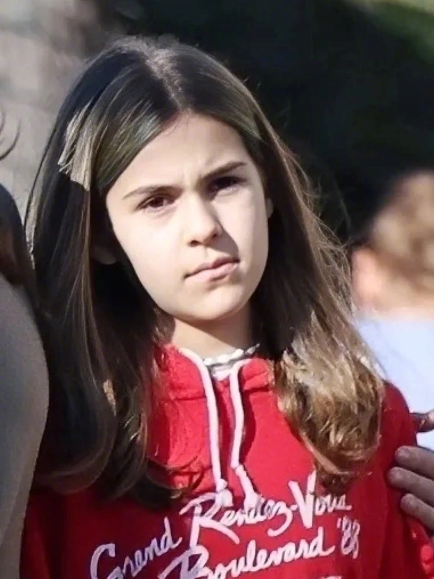 瑞恩·高斯林与伴侣伊娃·门德斯近日携两个女儿esmeralda和amada一同