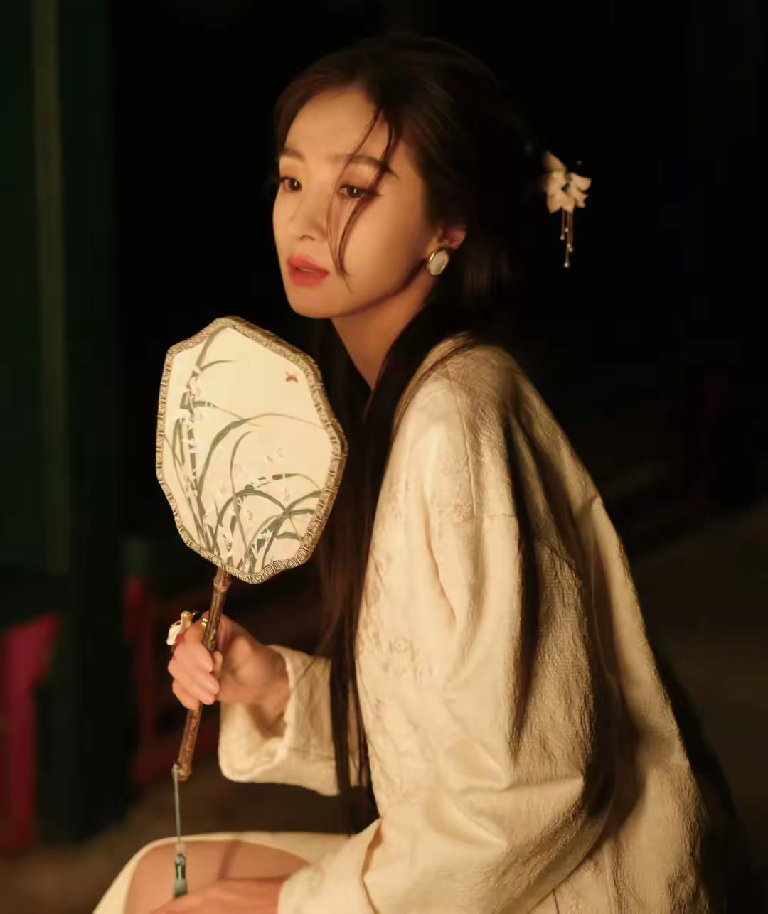 1月25日是胡冰卿的32岁生日工作室也发出了胡冰卿的古风生日大片