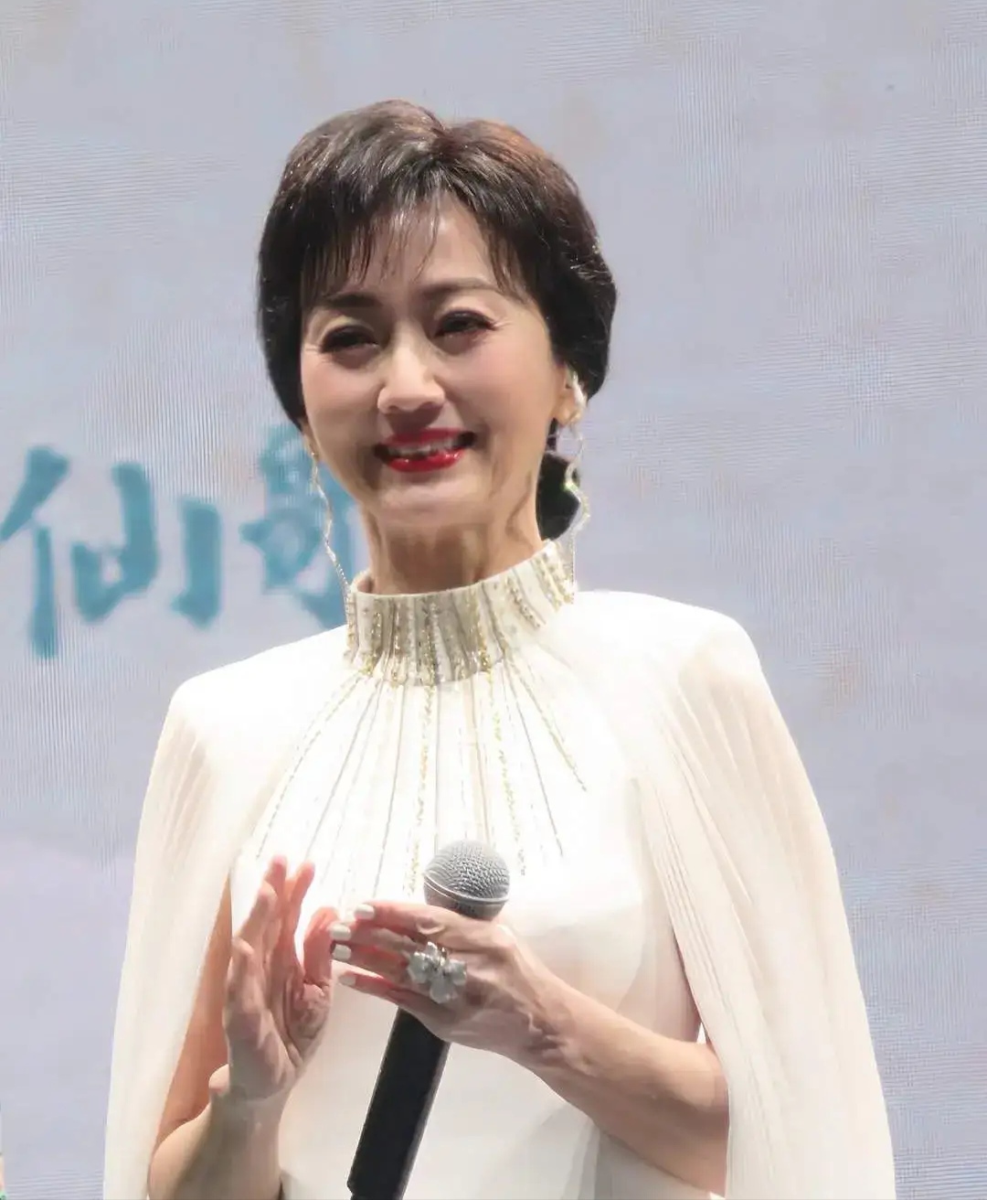 你喜欢图上这三卧嚼显接性衔兜 女明星老了更有韵味越老越有味道的女