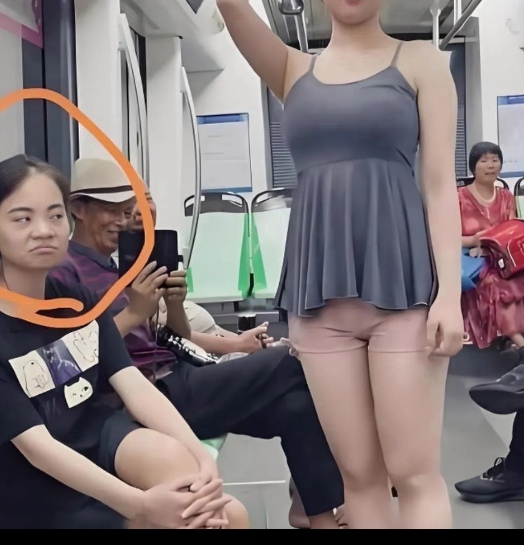 在地铁上看到这样搞笑一幕,太搞笑了有个小姐姐那穿搭真的太地道了真