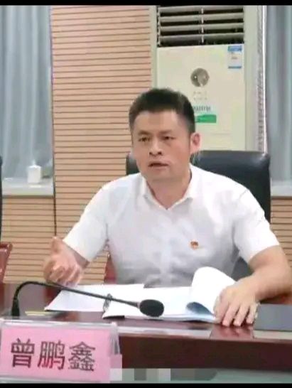 区长与人妻夜晚私会汽车20余分钟,被其老公发现,撒腿就跑