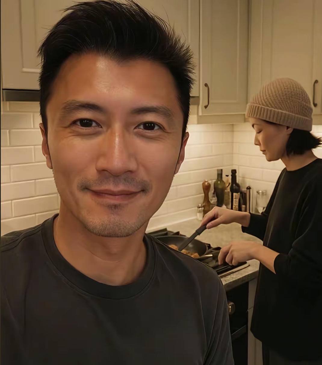 真看不出来,谢霆锋还会做饭呢,王菲算找对人了,真有口福哈!