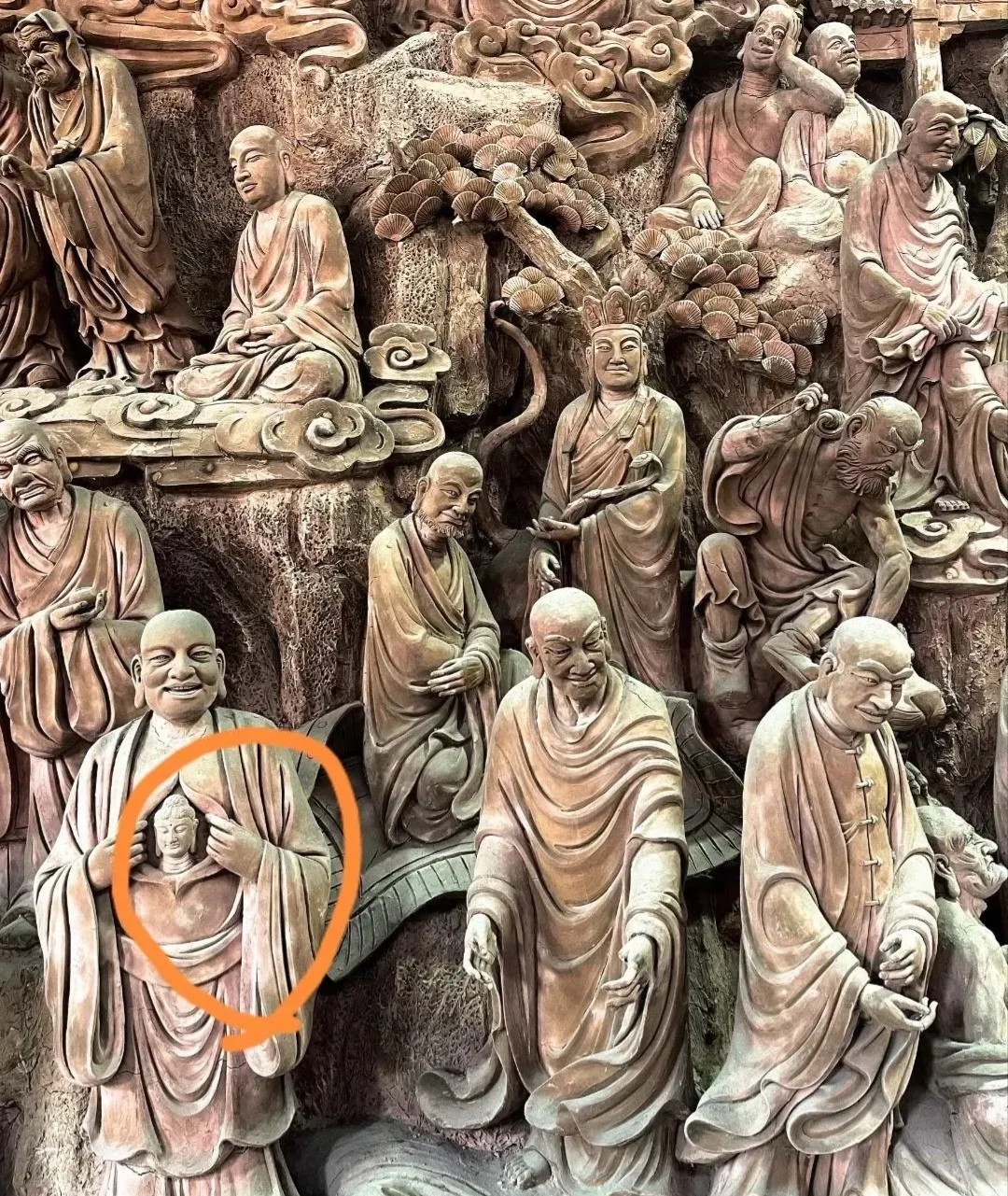 寺庙看到一个造型独特怪异的佛像有谁知道这是什么佛像?
