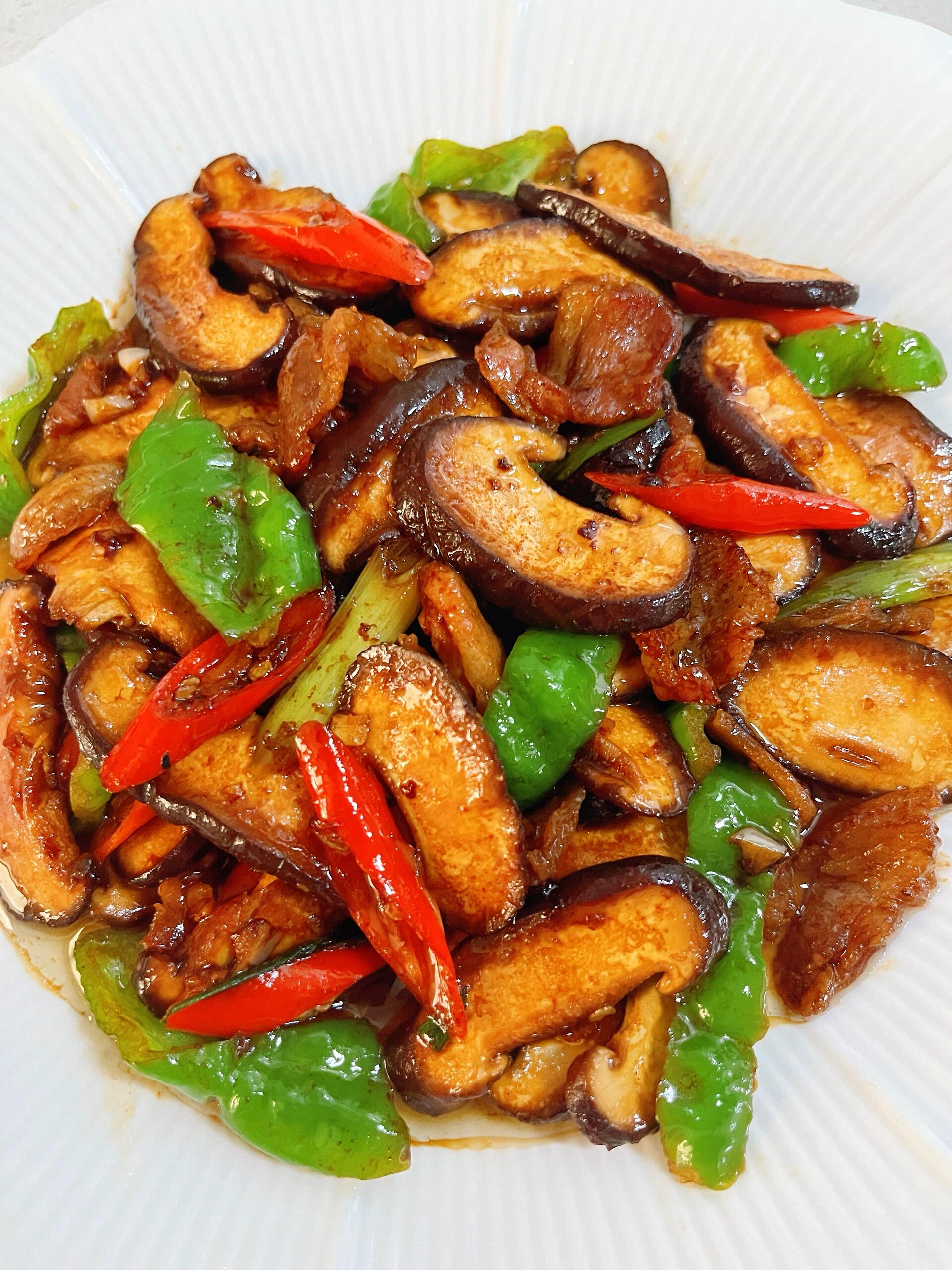 美食# 香味浓郁的「香辣香菇肉片」,滑嫩鲜香超美味,快来试试