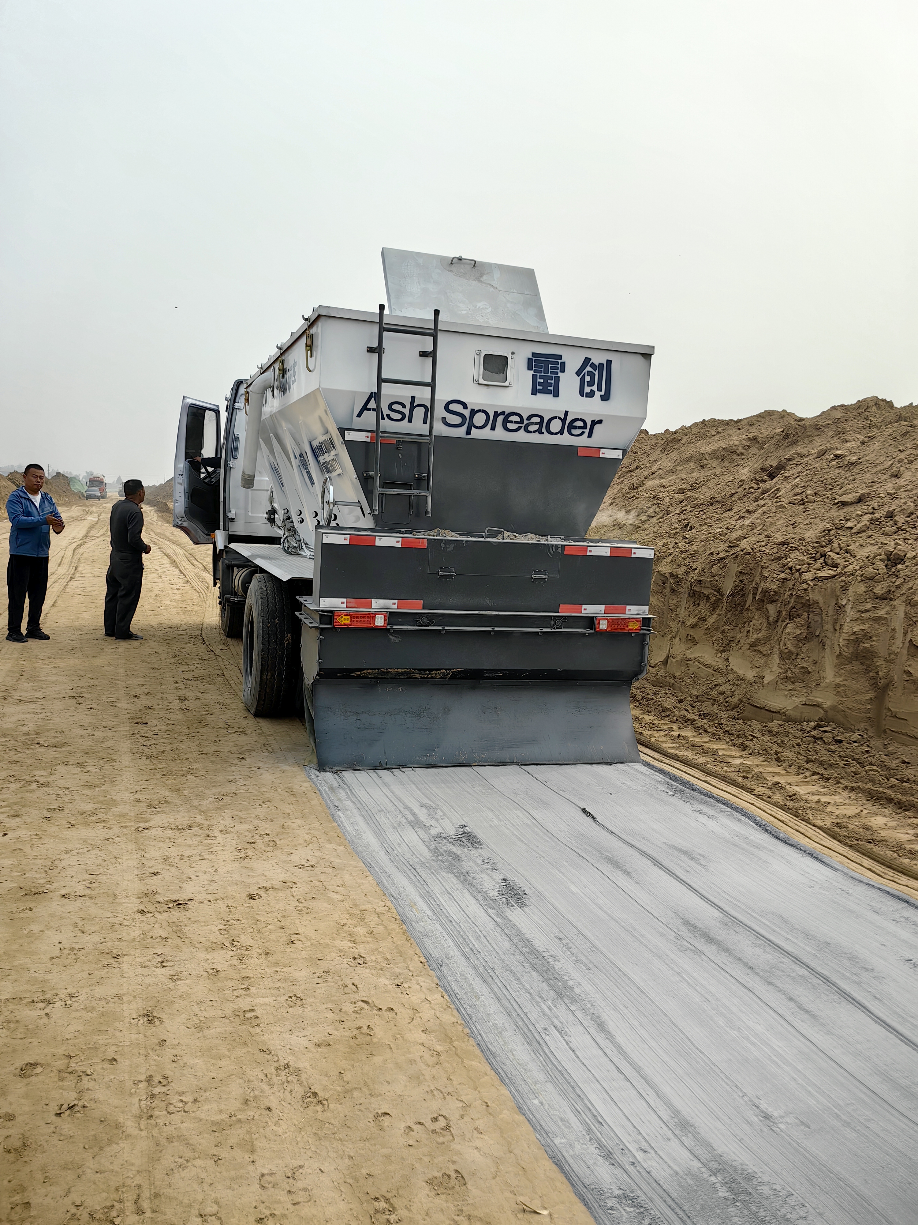 改装自走式灰料撒布车,水泥撒布车的操作