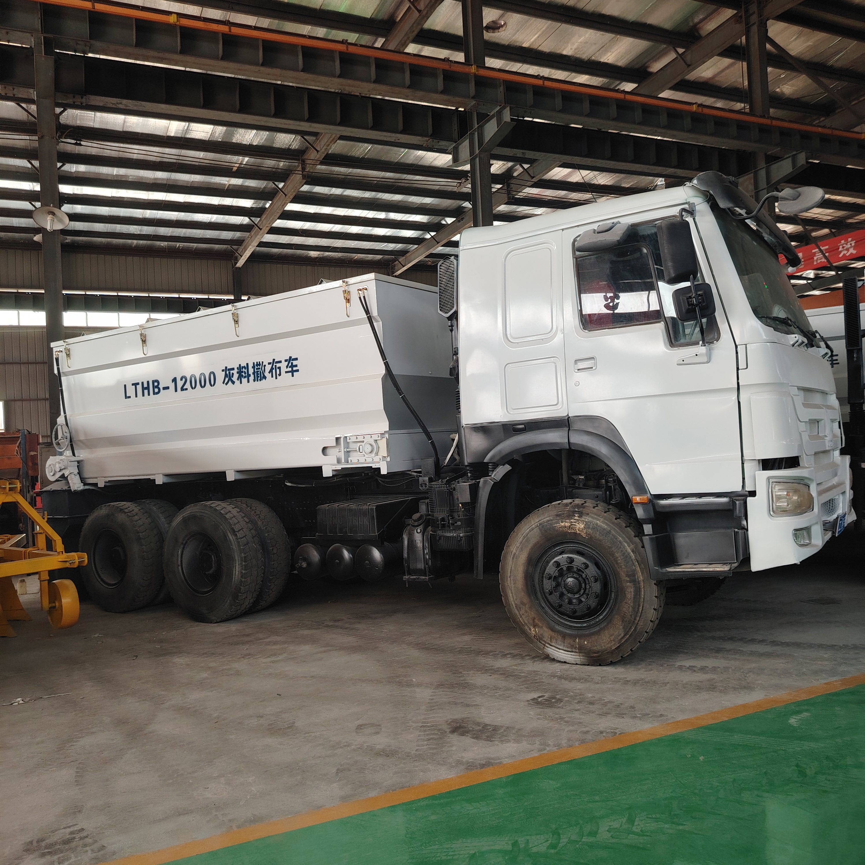 灰料撒布车 白灰撒布车,灰料撒布车,水泥撒布车,撒灰车,布料机