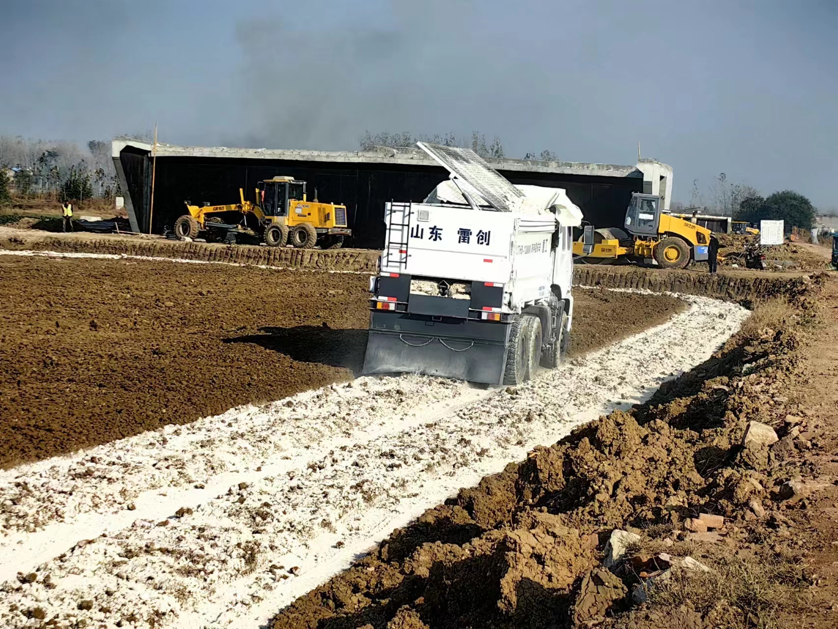 大型自走式灰料撒布车