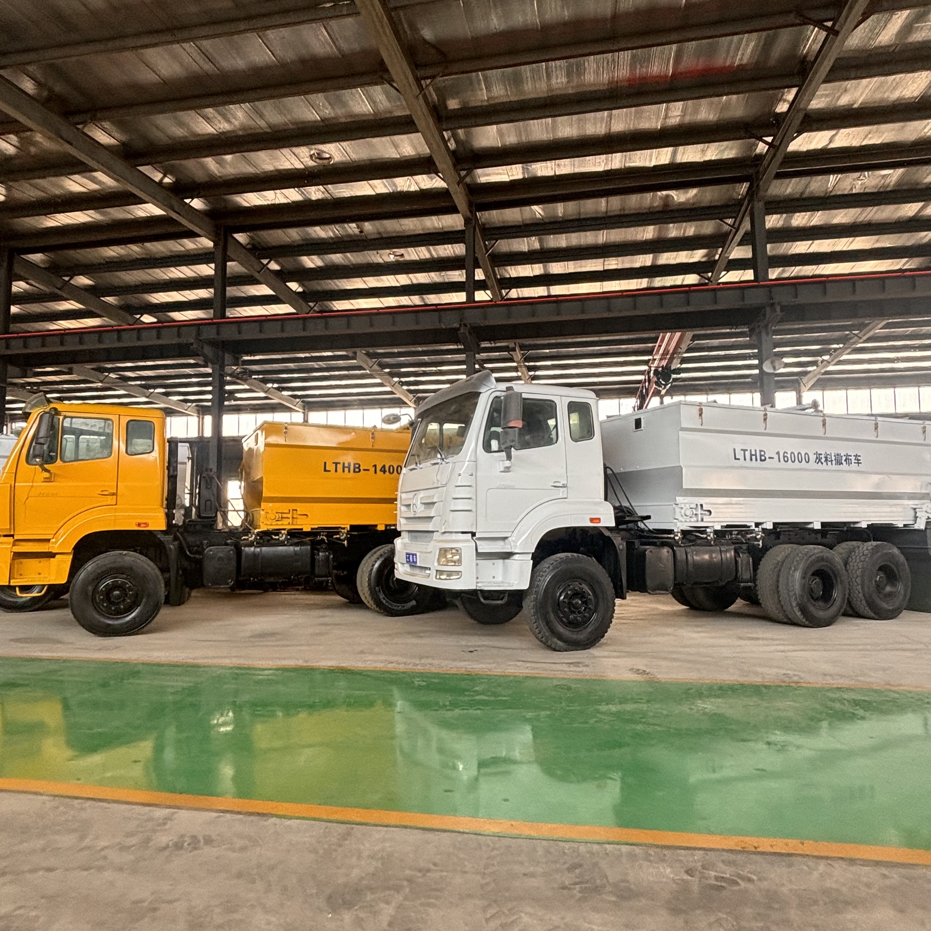 汽车一体灰料水泥撒布车