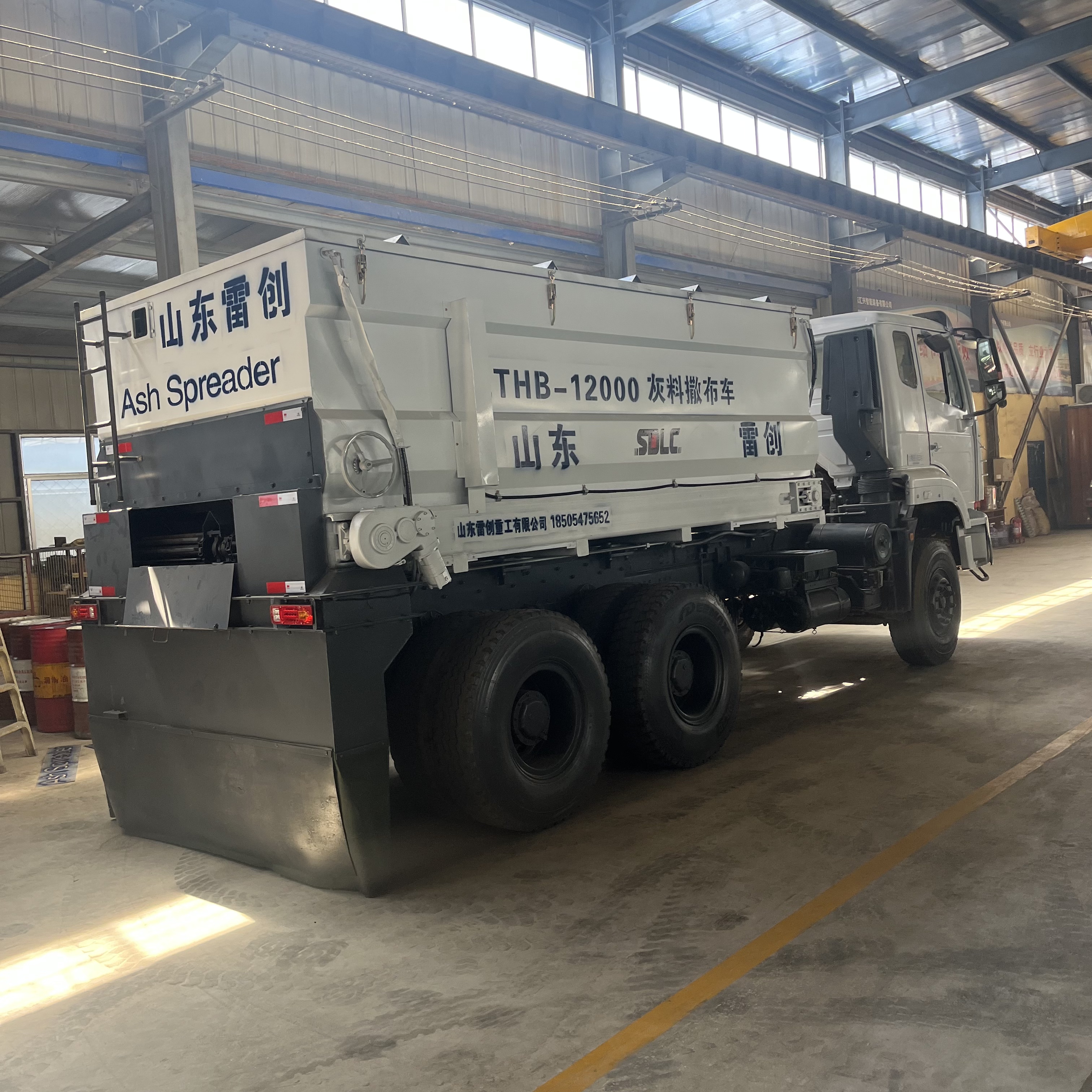 机械控制灰料撒布车