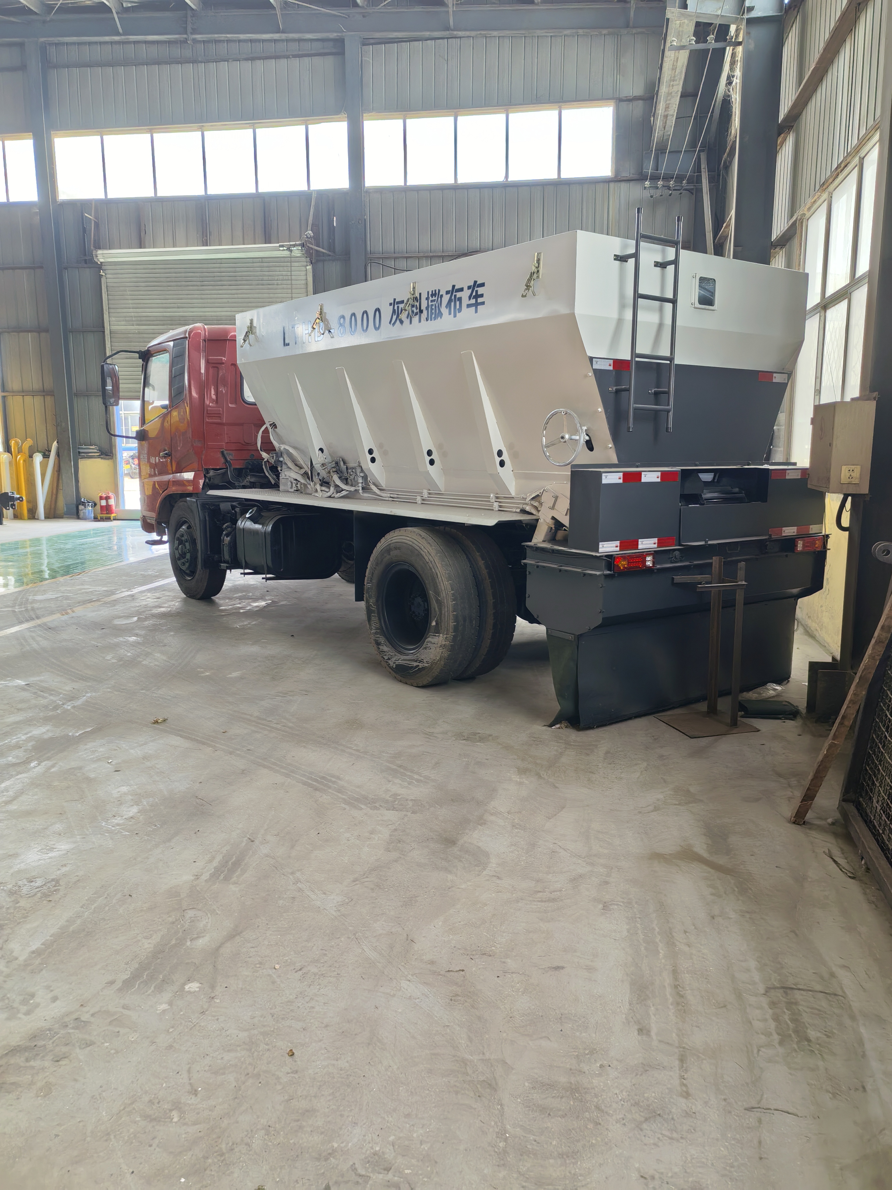 自走式灰料撒布车