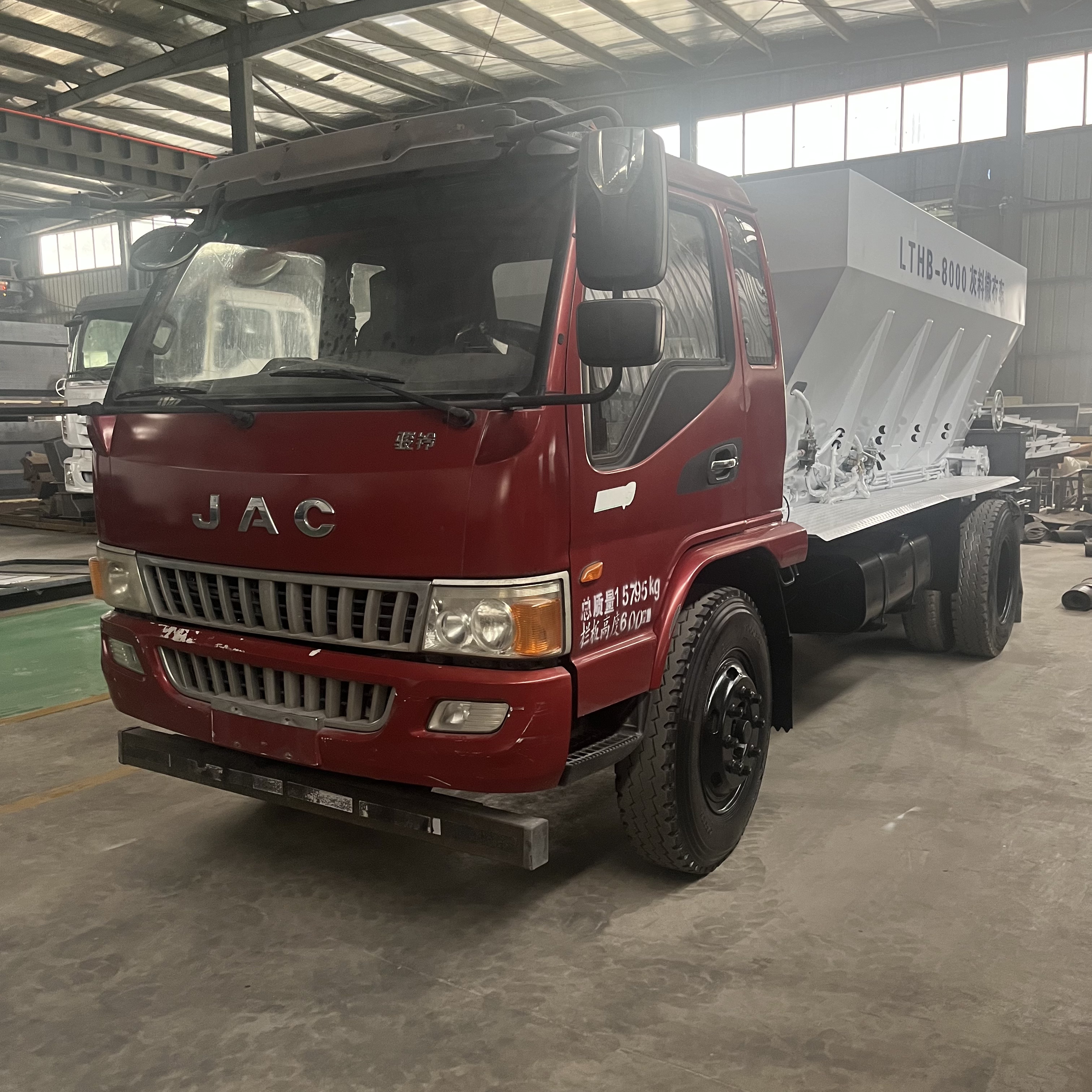 自走式灰料撒布车