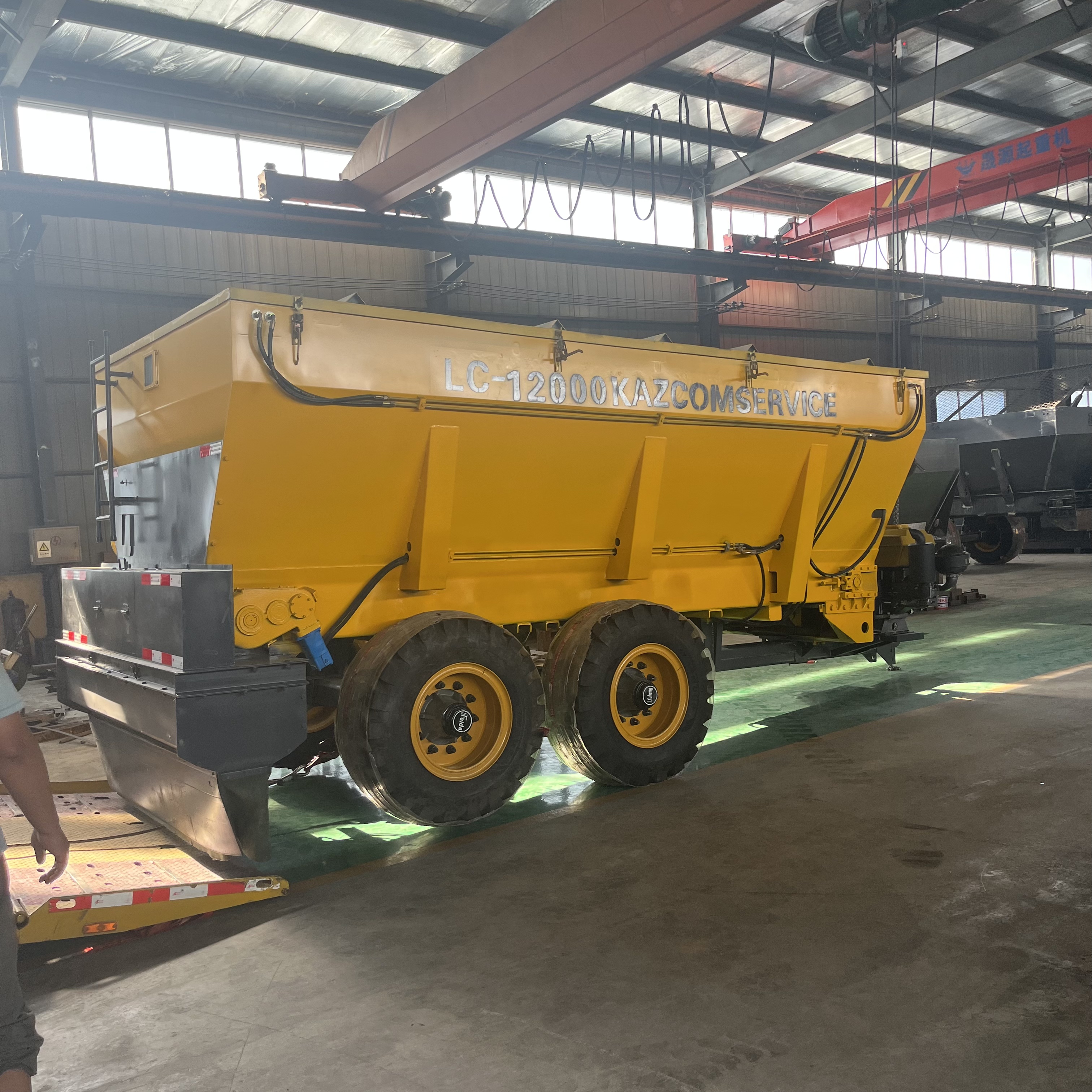 自带动力灰料撒布车