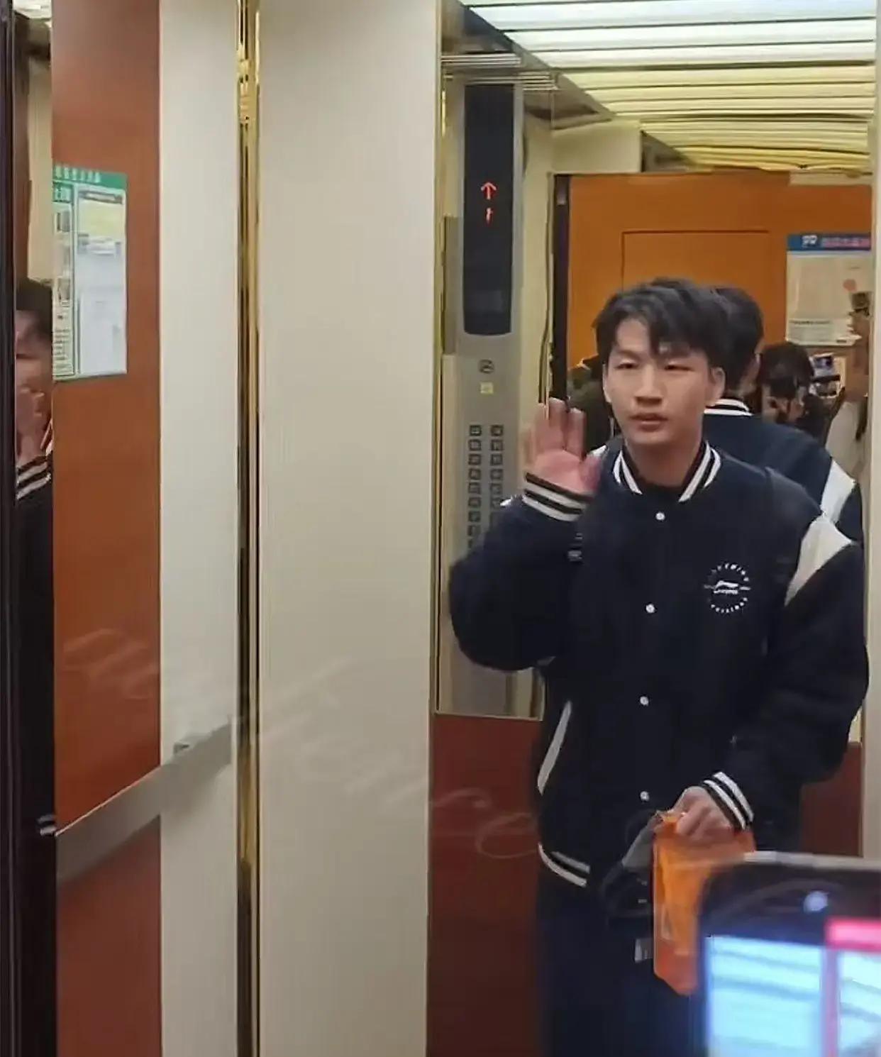 刘筱亭春晚录制完深夜回酒店,大堂偶遇粉丝瞬间变乖巧