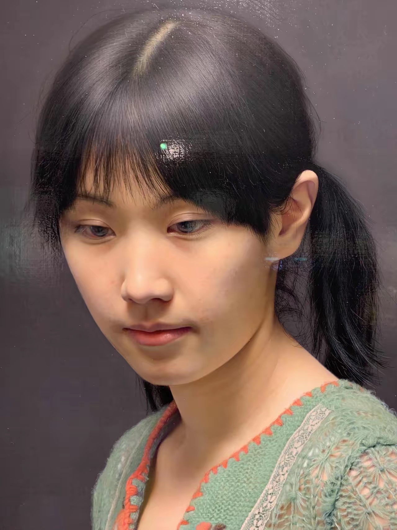 这幅画出自冷军之手从发丝到女孩的眼神再到女孩身上的毛衣都画的
