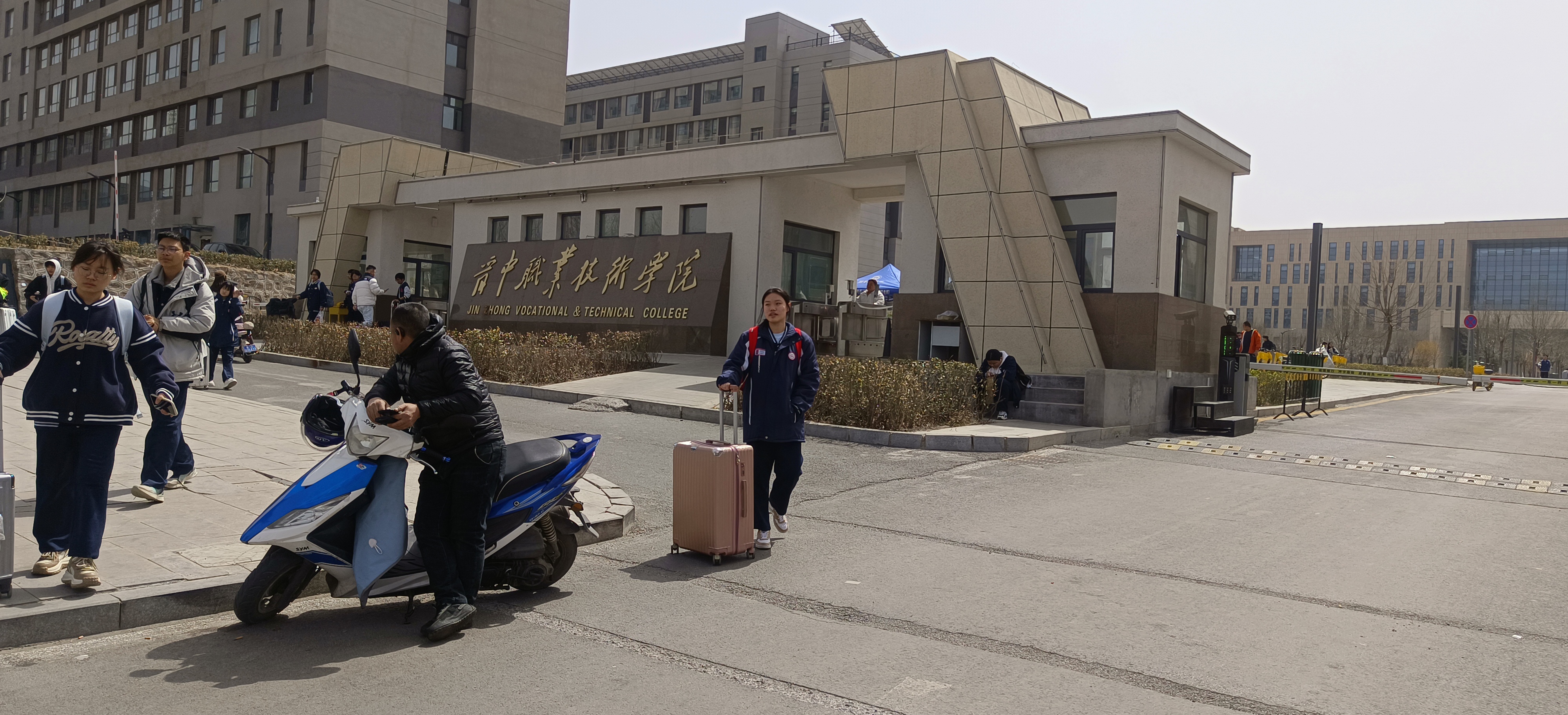 朝气蓬勃的,这里是榆次职教港,有好几所学校呢,大学,中专,职业院校