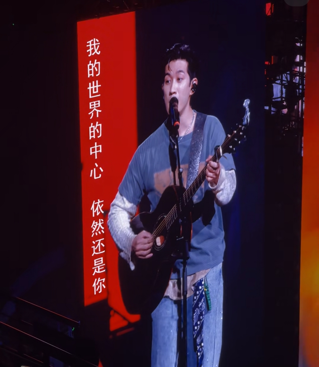 复出了在北京开演唱会邀请李治廷作为嘉宾两人一起在台上弹着吉他