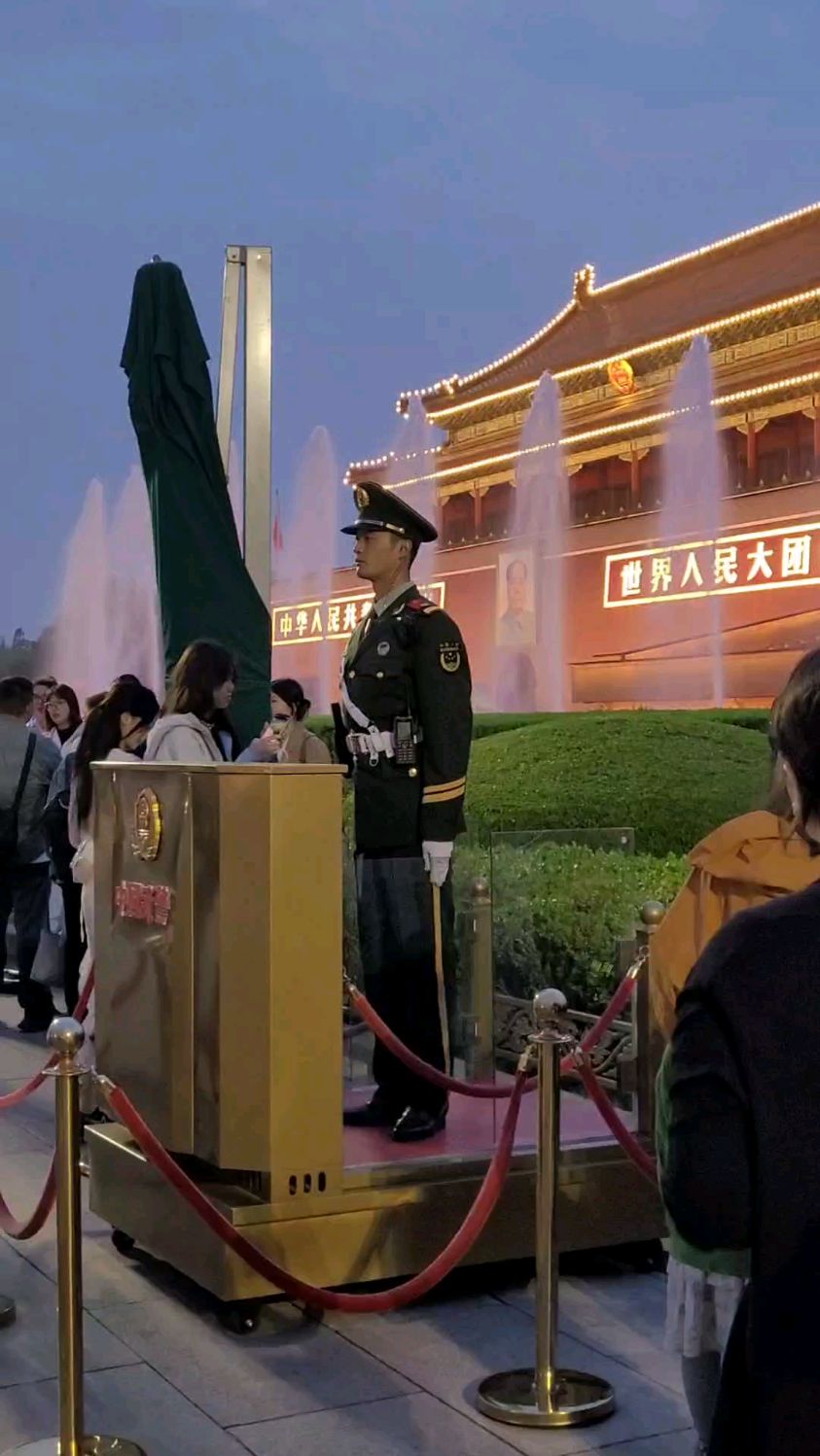 近距离看看天安门执勤站岗的武警哨兵,英姿飒爽太帅了