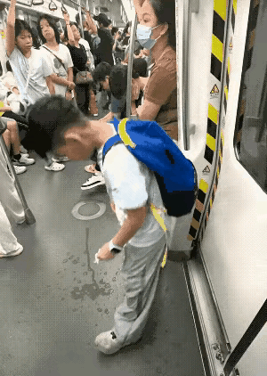 广州地铁上,小男孩不小心打翻饮料,溅得一地狼藉,而他接下来的一个